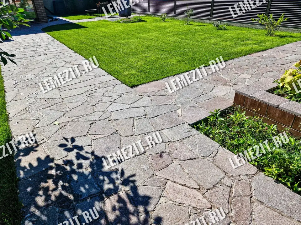 мощение двора и садовых дорожек галтованным плитняком лемезитом